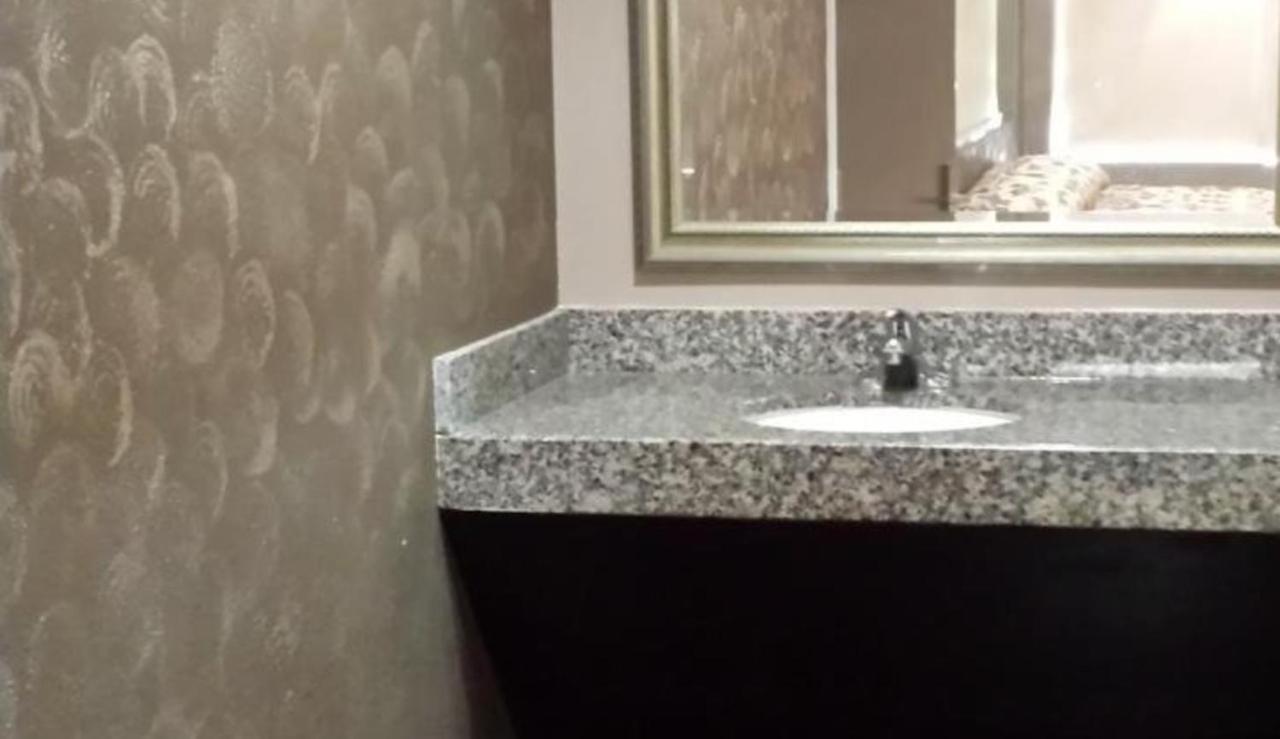 Royal Relax Inn Fairmont City Buitenkant foto